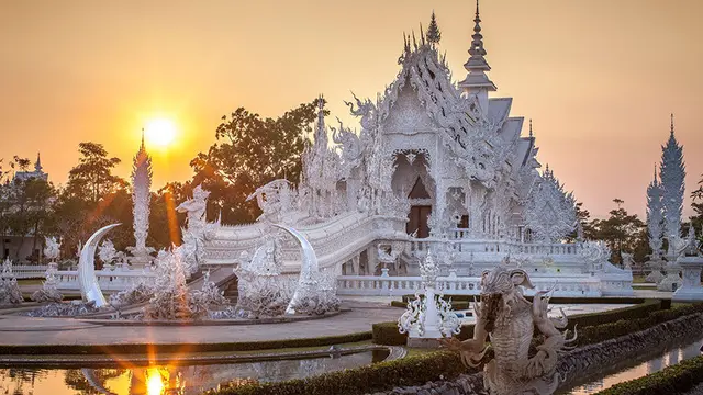 6 Fakta Unik Wat Rong Khun Thailand, Dihiasi Potongan Mosaik Cermin