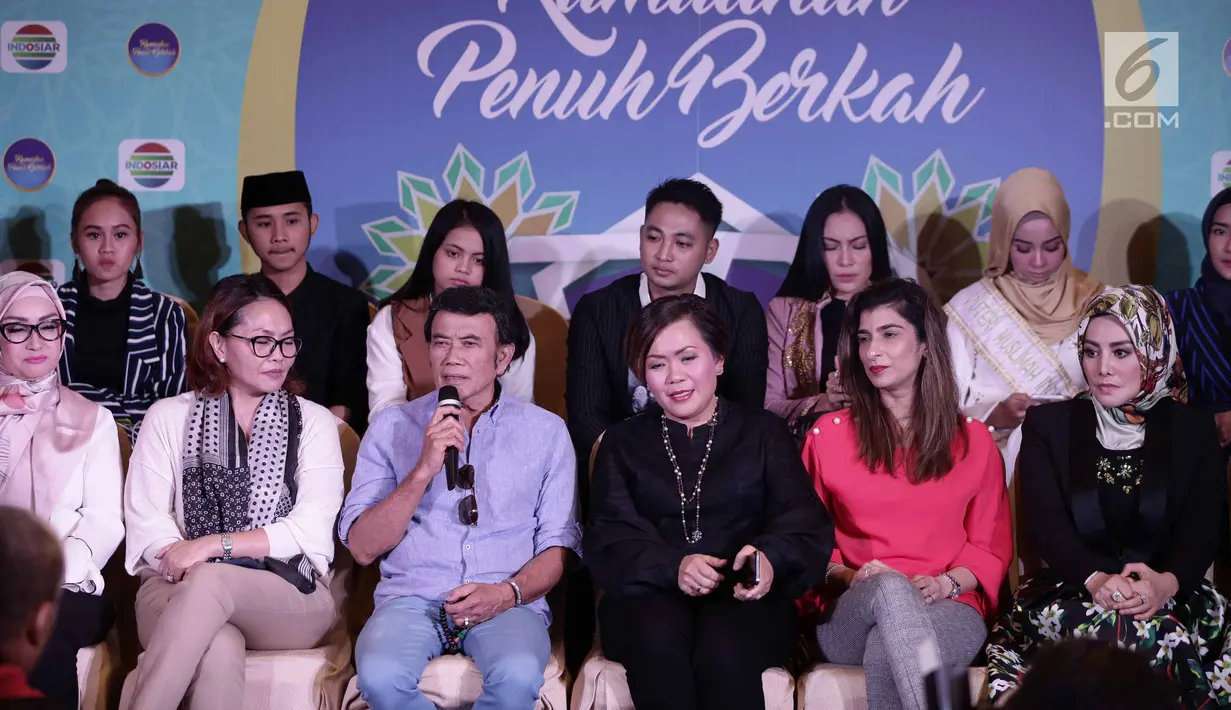 Pedangdut Rhoma Irama memberi keterangan dalam konferensi pers Ramadhan Penuh Berkah di Jakarta, Kamis (26/4). Indosiar kembali menampilkan program spesial bernuansa religi dalam rangka menyambut Ramadhan. (Liputan6.com/Faizal Fanani)