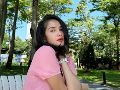 Aktris sekaligus penyanyi, Ussy Sulistiawaty saat ini memang sudah cukup jarang muncul di layar kaca. Wanita yang mengawali karier di dunia hiburan dengan mengikuti ajang Abang None Jakarta 1999 ini masih tetap menyapa para penggemar di kanal YouTube dan media sosial Instagramnya. Sudah kepala empat, sosok Ussy masih tetap menawan dan kerap disebut tampil awet muda. (Liputan6.com/IG/@ussypratama)