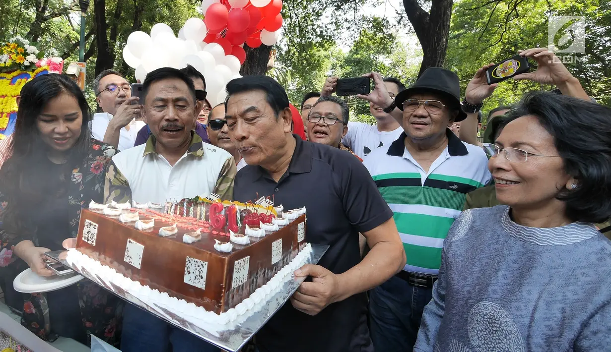 Kepala Kantor Staf Presiden (KSP), Moeldoko meniup lilin saat merayakan ulang tahunnya yang ke-61 di Taman Suropati, Jakarta, Minggu (8/7). Moeldoko merayakan momen pergantian tahunnya bersama istri dan keluarga. (Liputan6.com/Herman Zakharia)