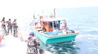 Kapal asing berbendera Malaysia diamankan di Perairan Selat Malaka dan kapal berbendera Filipina di ZEEI Laut Sulawesi, keduanya berhasil dibekuk Kapal Pengawas Perikanan KKP. (Liputan6.com/ Ajang Nurdin)