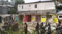 Petugas Satpol PP membongkar bangunan rumah di Kampung Naringgul, Kabupaten Bogor, Kamis (29/8/2019). Pembongkaran puluhan bangunan yang kerap digunakan sebagai penginapan jam-jaman hingga tempat mesum tersebut melibatkan 500 persenel gabungan. (Liputan6.com/Alby Azka)