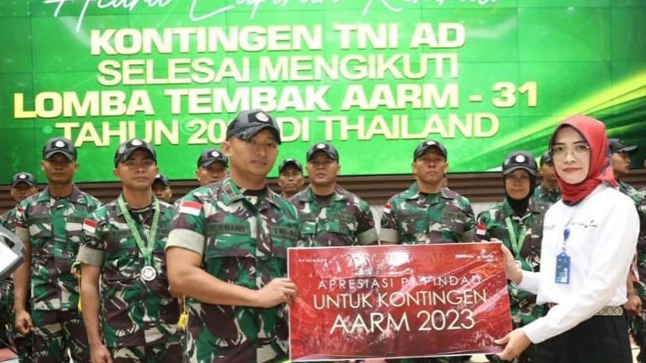 Atas torehan prestasi tersebut, Agus Subiyanto memberikan piagam penghargaan kepada para prajurit Kontingen Petembak TNI AD. <br>