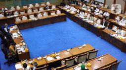 Suasana rapat kerja antara Menteri ESDM, Arifin Tasrif dengan Komisi VII DPR di Kompleks Parlemen, Senayan, Jakarta, Selasa (19/1/2021). Rapat kerja tersebut membahas strategis program kerja Kementerian ESDM tahun 2021 serta evaluasi kinerja Kementerian ESDM Tahun 2020. (Liputan6.com/Angga Yuniar)
