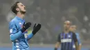Pemain Napoli, Fabian Ruiz, tampak kecewa usai dikalahkan Inter Milan pada laga Serie A di Stadion San Siro, Rabu (26/12). Inter Milan menang 1-0 atas Napoli. (AP/Luca Bruno)