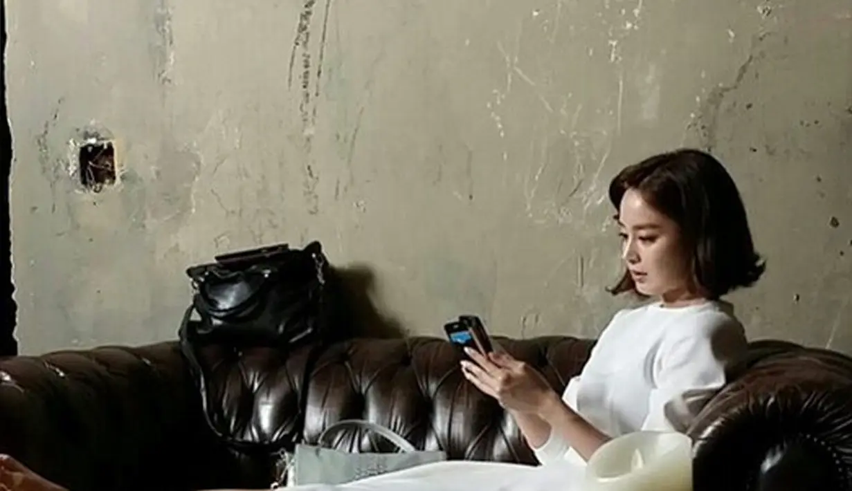 “Saat ini Kim Tae Hee sedang hamil dan kandungannya berusia tiga bulan. Kim pun harus berhati-hati melakukan segala aktivitasnya. Maksud kami mengumumkan hal ini agar penggemar mengetahuinya,” lanjut pihak agensi. (Instagram/taeheekim)