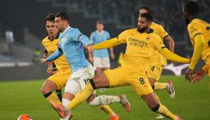 Ruben Loftus-Cheek (nomor 8), berupaya merebut bola saat pertandingan antara Lazio melawan AC Milan pada lanjutan Coppa Italia, Jumat (5/12/2025) dini hari WIB. (AP Photo/Andrew Medichini)