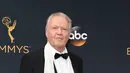 Jon Voight memberikan informasi terkini soal kehidupan putri dan cucunya saat menghadiri ‘The 22nd Critics' Choice Awards’, Minggu (11/12). (AFP/Bintang.com)