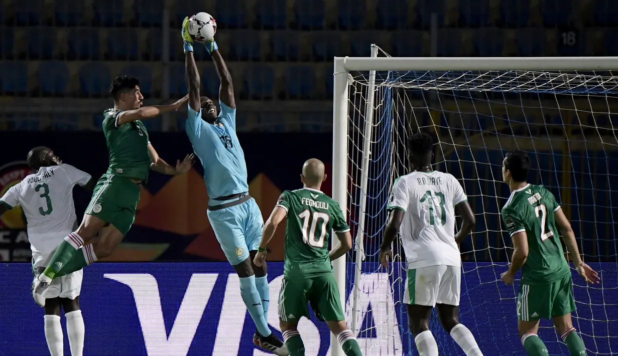 Kiper Senegal, Edouard Mendy berusaha menangkap bola dari sundulan bek Aljazair, Mehdi Tahrat pada pertandingan Piala Afrika (CAN) 2019 di June 30 Stadium di Kairo pada 27 Juni 2019. Edouard Mendy dikontrak Chelsea selama lima tahun. (/Jean-Francois Badias)