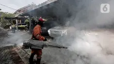 Petugas melakukan pengasapan (fogging) di halaman rumah warga, Pesanggrahan, Jakarta, Kamis (6/10/2022). Fogging dilakukan untuk untuk memberantas perkembangbiakkan nyamuk Demam Berdarah Dengue (DBD). (Liputan6.com/Johan Tallo)