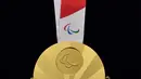 Medali emas Paralimpiade Tokyo 2020 ditampilkan saat Chef de Mission Seminar bersama Komite Paralimpiade Nasional masing-masing negara di Tokyo, Jepang, Selasa (10/9/2019). Medali Paralimpiade Tokyo 2020 dibuat dari logam daur ulang elektronik. (Toshifumi Kitamura/AFP)