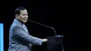 Prabowo tampil dalam balutan busana formal. Ia mengenakan setelan jas dan celana panjang abu-abu yang serasi dengan dasi biru muda. [Foto: Instagram/prabowo]