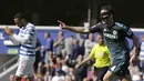 Cesc Fabregas, kanan, mencetak gol saat pertandingan English Premier League antara QPR dan Chelsea di Loftus Road stadion di London, Minggu, April 12, 2015. (AP Photo / Matt Dunham)