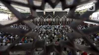 Jemaah melaksanakan ibadah salat Jumat di Masjid Agung At-Tin, Jakarta, Jumat (5/6/2020). Sejumlah masjid di Jakarta menggelar salat Jumat karena sudah memasuki masa PSBB transisi menuju new normal. (merdeka.com/Imam Buhori)