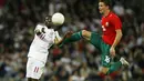 Gelandang Timnas Inggris, Shaun Wright-Phillips (kiri) berebut bola dengan bek Belarusia, Igor Shitov pada laga kualifikasi Piala Dunia 2010 Grup 6 di Wembley Stadium, London (14/10/2009). Hingga pensiun pada Agustus 2019, Shaun Wright-Phillips total tampil dalam 36 laga bersama Timnas Inggris dengan torehan 6 gol dan 3 assist. Pada laga debutnya menghadapi Ukraina dalam sebuah laga persahabatan (18/8/2004), ia langsung mencetak satu gol dan membawa Inggris menang 3-0. (AFP/Glyn Kirk)