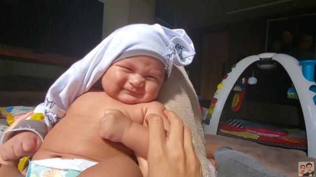 6 Gaya Bayi Seleb saat Berjemur, Lucu dan Menggemaskan