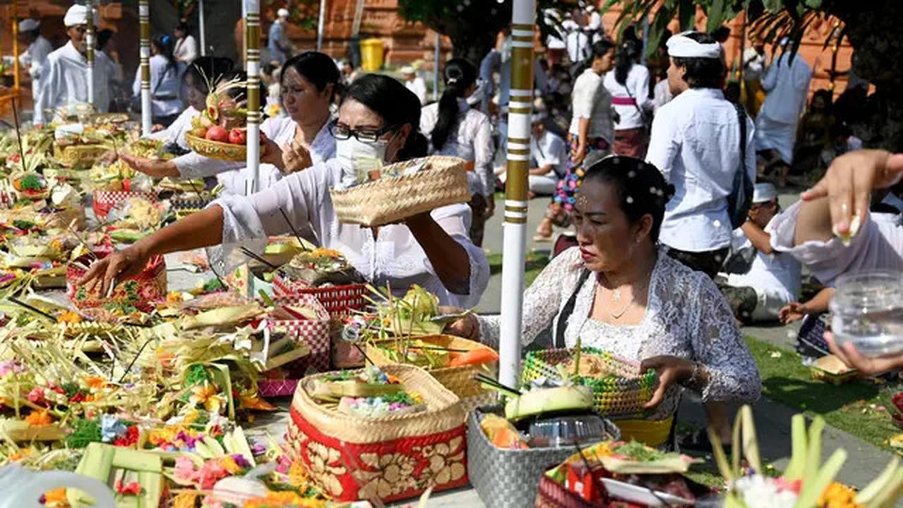 Berlangsung Khusyuk, Masyarakat Hindu Bali Peringati Hari Raya Galungan
