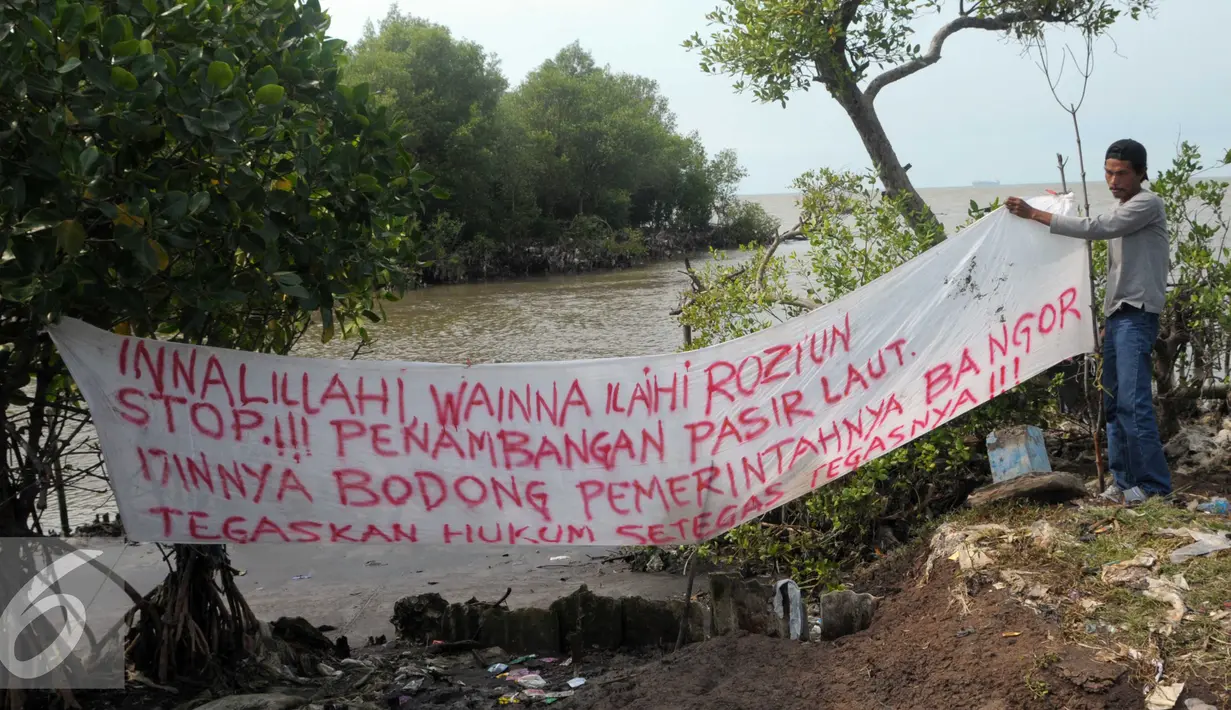 Nelayan memasang spanduk berisi penolakan penambangan pasir laut di perairan Serang, Banten, Rabu (27/4). (Liputan6.com/Helmi Afandi)