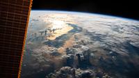 Momen langka ketika Stasiun Angkasa Luar Internasional (ISS) NASA terbang di atas Indonesia, 3 Juli 2019. (NASA)
