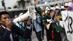 Seorang Mahasiswa melakukan orasi saat memperingati hari Bahasa Arab, Jakarta, Kamis (18/12/2014). ( Liputan6.com/Faizal Fanani)