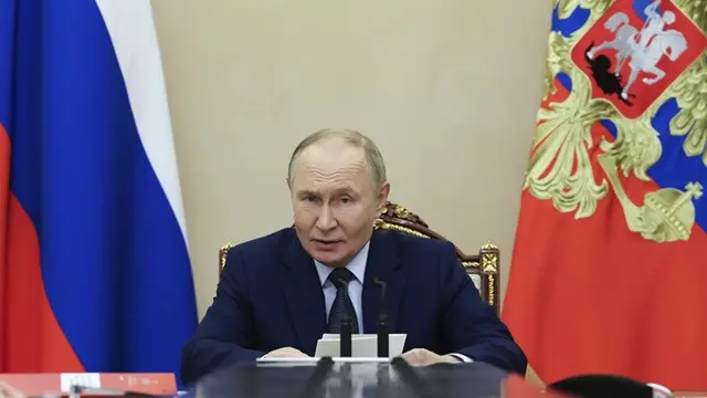 Presiden Rusia Vladimir Putin memimpin rapat Dewan Keamanan di Kremlin, Rusia, Senin (22/9/2025).