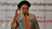 Presiden ke-5 Megawati Soekarnoputri berpidato dalam acara Diskusi "Indonesia Melawan Kekerasan Seksual", Jakarta, Kamis (12/5). Dalam Pidatonya Megawati mendukung pengesahan UU Penghapusan Kekerasan Seksual. (Liputan6.com/Johan Tallo)