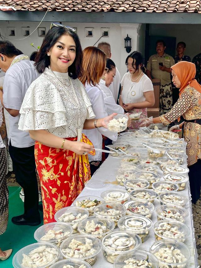 Potret Bella Saphira Cicipi Kuliner Tradisional di Keraton Kasepuhan Cirebon, Foto Bareng Kanjeng Ratu