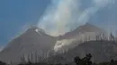 Asap mengepul dari Gunung Lewotobi Laki-Laki yang terlihat dari Desa Klatanlo, di Kabupaten Flores Timur, Nusa Tenggara Timur, pada tanggal 4 November 2024. (ARNOLD WELIANTO/AFP)