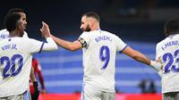 Penyerang Real Madrid, Karim Benzema, merayakan gol ke gawang Valencia pada laga pekan ke-20 La Liga di Santiago Bernabeu, MInggu (9/1/2022) dini hari WIB. Dalam duel itu, Madrid menang 4-1 atas Valencia. (AFP/GABRIEL BOUYS)