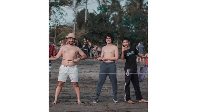 6 Potret Terbaru Aliando Syarief dengan Rambut Gondrong dan Brewok, Makin Macho