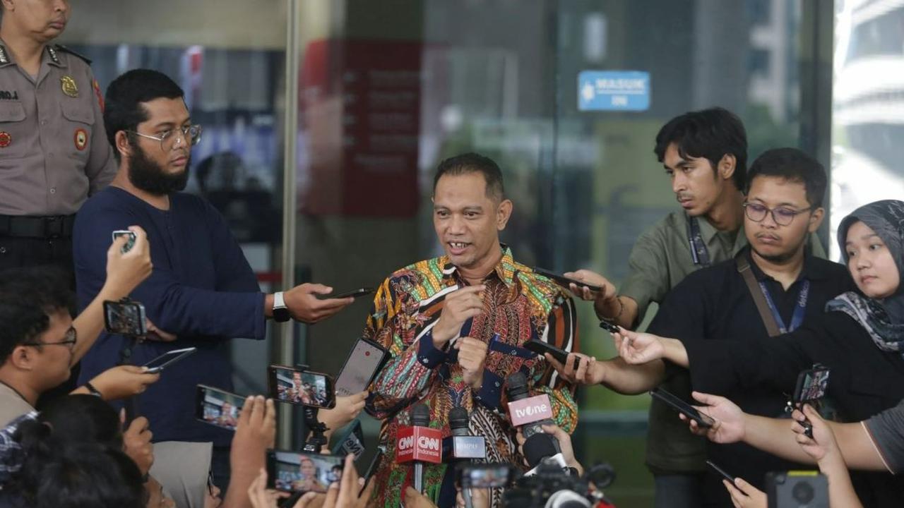 "Itu kan yang tampak di permukaan ada inkonsistensi bahwa beliau telah memutus banyak perkara yang saya sebut tadi 2 itu di antaranya,"&nbsp;<br>