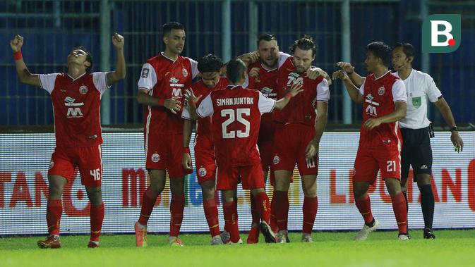 Para pemain Persija Jakarta merayakan gol kedua yang dicetak gelandang Marc Klok ke gawang Bhayangkara Solo FC dalam laga matchday ke-3 Grup B Piala Menpora 2021 di Stadion Kanjuruhan, Malang, Rabu (31/3/2021). Persija menang 2-1 atas Bhayangkara Solo FC. (Bola.com/M Iqbal Ichsan)