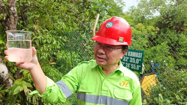 Director of Health, Safety and Environment PT Trimegah Bangun Persada Tbk Tonny H. Gultom menjelaskan mengenai kadar air yang ada di kawasan industri nikel di Pulau Obi