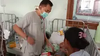 Pasien DBD sedang dirawat di RSUD TC Hillers Maumere, Kabupaten Sikka, NTT (Liputan6.com/ Ola Keda)