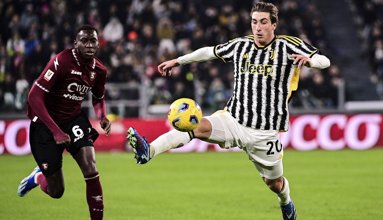 Gelandang Juventus, Fabio Miretti (kanan) mengontrol bola di depan bek Salernitana, Junior Sambia pada laga babak 16 besar Coppa Italia 2023/2024 di Juventus Stadium, Turin, Jumat (5/1/2024) dini hari WIB. (dpa via AP Photo/Marco Alpozzi)
