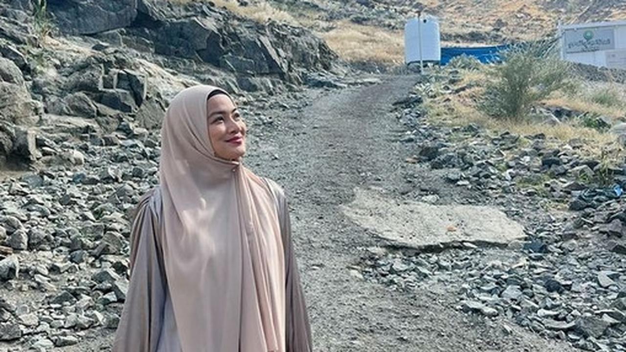 Kini Nikmati Ibadah di Mekkah, Berikut Ini 8 Potret Gantengnya Christian Sugiono Kala Umrah Bareng Titi Kamal