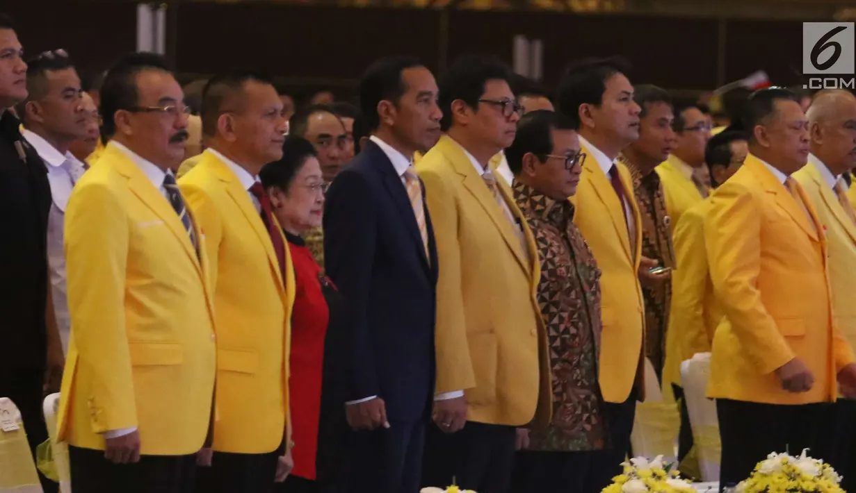 Presiden Joko Widodo (Jokowi) bersama Ketua Umum PDIP Megawati Soekarnoputri (merah) menghadiri HUT ke-54 Partai Golkar di Jakarta, Minggu (21/10). Pada acara ini, hadir sejumlah elit politik nasional dan menteri Kabinet Kerja. (Liputan6.com/Angga Yuniar)