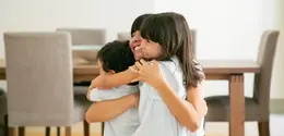 Gestur sederhana ini ternyata memiliki dampak besar bagi perkembangan kepercayaan diri dan ketangguhan emosional anak, lho, Sahabat Fimela! [Dok/freepik.com/pch.vector]