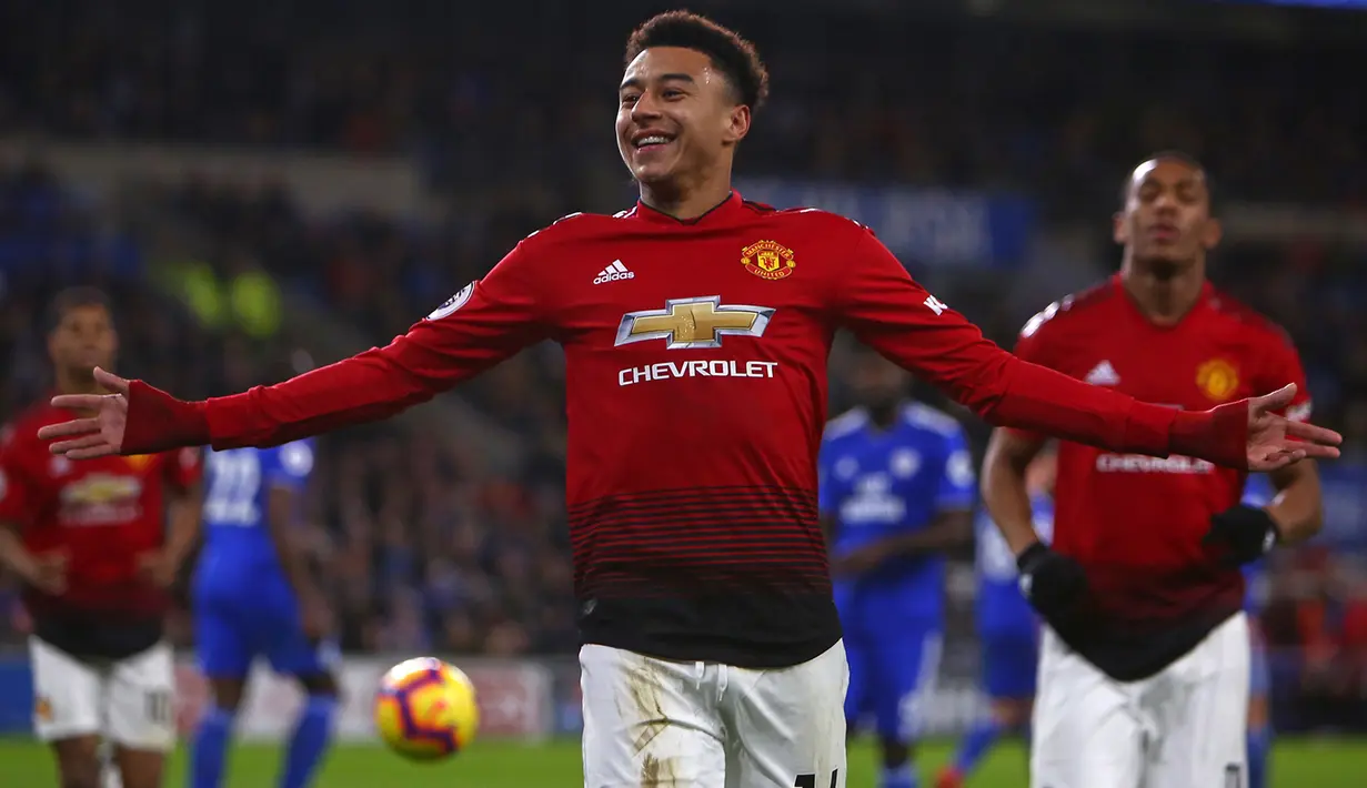 Gelandang Manchester United, Jesse Lingard, merayakan gol yang dicetaknya ke gawang Cardiff pada laga Premier League di Stadion Cardiff City, Wales, Sabtu (22/12). Cardiff kalah 1-5 dari MU. (AFP/Geoff Caddick)