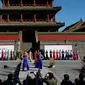 Sejumlah model berpose mengenakan busana tradisional tiongkok atau disebut qipao selama Festival Budaya Cheongsam Internasional Shenyang di Istana Kekaisaran Shenyang di Shenyang, provinsi Liaoning, China (19/9). (AFP Photo/Str/China Out)