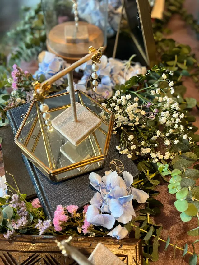 Peluncuran koleksi kolaborasi Maudy Ayunda dan Tulola. / Foto: Adinda Tri Wardhani.