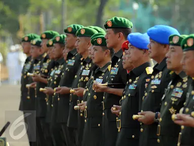 Sepuluh Perwira Tinggi TNI AD bersiap mengikuti upacara serah terima jabatan di Markas Divisi Infanteri I Kostrad, Cilodong, Depok, Jawa Barat, Jumat (31/7/2015). Upacara dipimpin langsung KASAD Jenderal TNI Mulyono. (Liputan6.com/Helmi Fithriansyah)