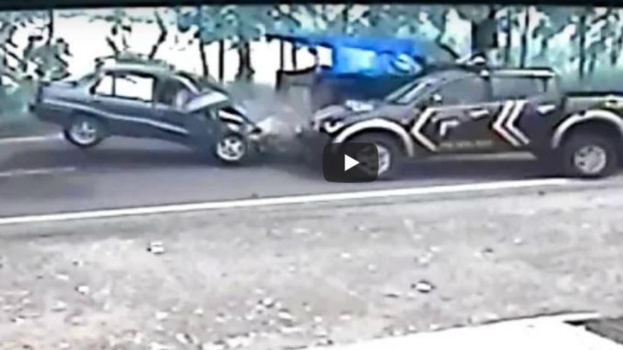 Tabrakan mobil polisi dan sedan (Youtube)