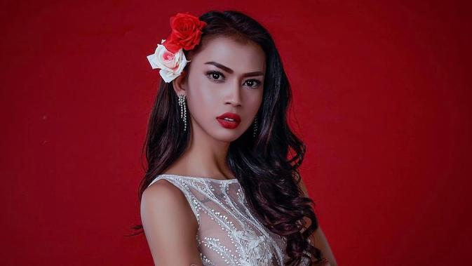 Dinda Syarif Millendaru atau Dena Rachman Lebih Seksi 