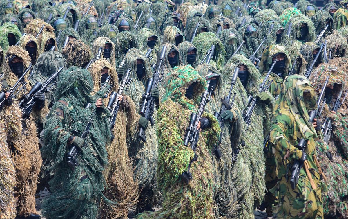 FOTO: Ribuan Warga Padati Monas Saksikan Kemegahan Parade HUT ke-80 TNI
