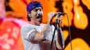 Aksi vokalis grup band rock Red Hot Chili Peppers (RHCP), Anthony Kiedis saat tampil di Soldier Field, Chicago, Amerika Serikat, 19 Agustus 2022. Red Hot Chili Peppers bergabung dengan tamu spesial seperti The Strokes dan Thundercat. (Photo by Rob Grabowski/Invision/AP)