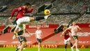 Gelandang Manchester United, Bruno Fernandes, menendang bola saat melawan Sheffield United pada laga Liga Inggris di Stadion Old Trafford,  Kamis (28/1/2021). MU takluk dengan  skor 1-2. (AP/Tim Keeton,Pool)