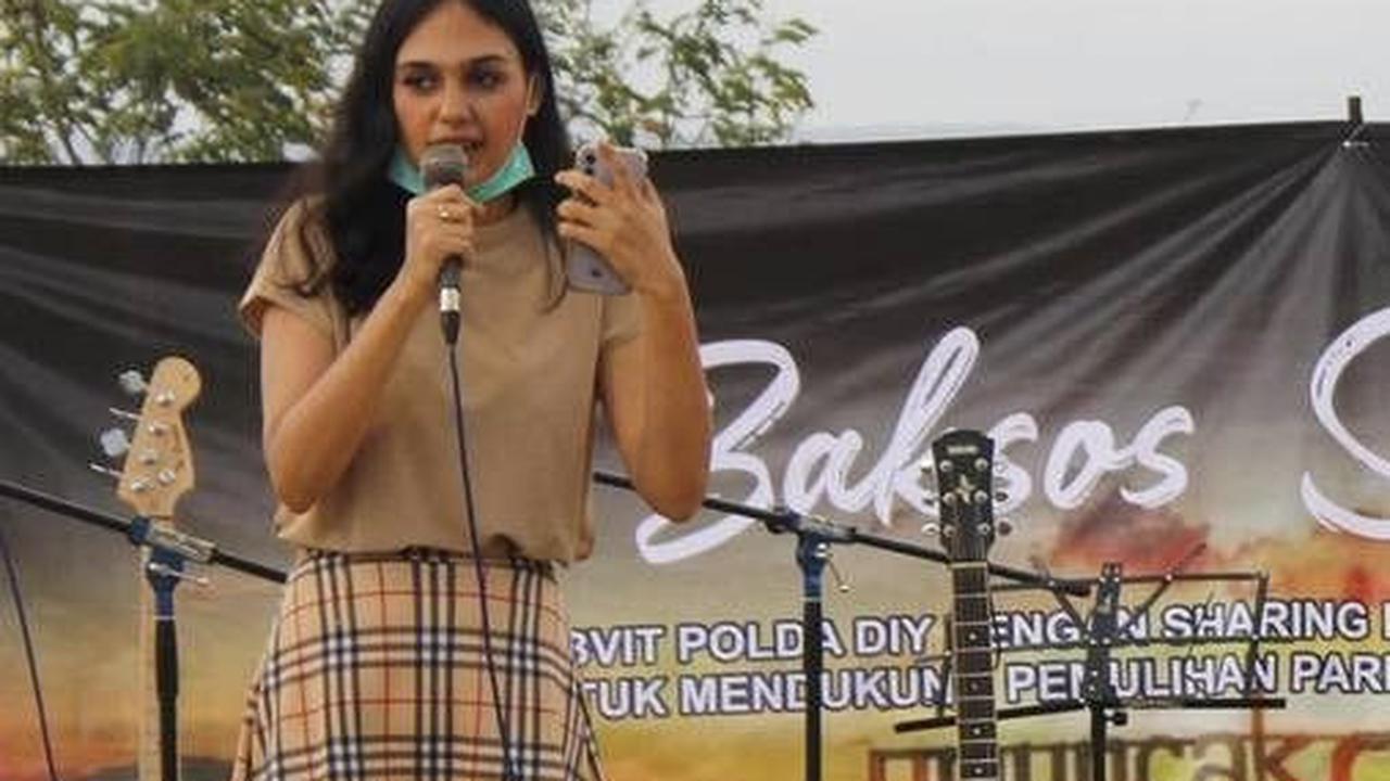 Selain berkarier di dunia modeling dan pageant, Shania Binti Mahir Hamdun juga dikenal aktif dalam berbagai kegiatan sosial dan volunteering, yang mencerminkan dedikasinya untuk memberikan dampak positif pada masyarakat.<br>