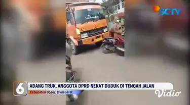 Seorang anggota DPRD Kabupaten Bogor nekat mengadang truk tambang yang melintas. Aksi itu dilakukannya karena truk tersebut dianggap telah melanggar aturan terkait jam operasional.