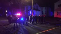 Polisi berjaga di demi Minneapolis. (USA Today)
